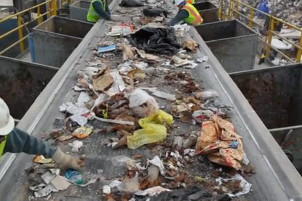 сортировка мусорных отходов на заводе
